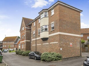 Flat to rent in 11 Harwood Close, Pulborough, West Sussex RH20