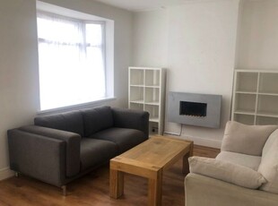 Flat to rent in Beehive Lane, Ilford IG1