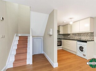 Flat to rent in Cameron Road, Ilford IG3