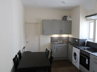 Flat to rent in Clifford Avenue, London SW14