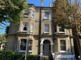 Flat to rent in Eaton Road, Hove BN3