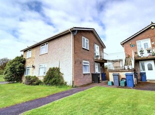 Flat to rent in Hawthorn Crescent, Hazlemere, High Wycombe, Buckinghamshire HP15