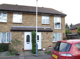 Flat to rent in Sarre Avenue, Hornchurch RM12