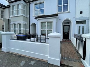 Flat to rent in Tarring Road, Worthing BN11