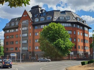 Flat to rent in Verona Apartments, Wellington Street, Slough SL1