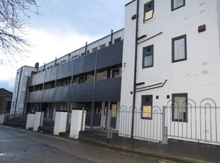 Flat to rent in West Parade Flats, Halifax HX1