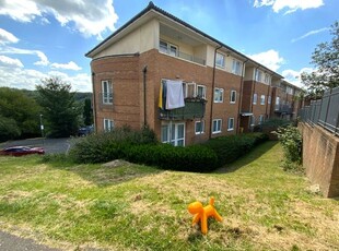Flat to rent in Windrush Drive, High Wycombe HP13