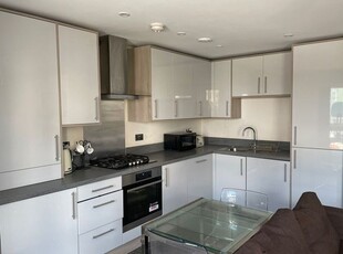Flat to rent in Windsor Road, Slough SL1