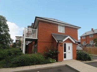 Maisonette to rent in Chequers Avenue, High Wycombe HP11
