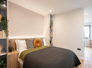 Studio flat for rent in College Road, East Croydon, London, CR0