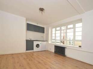 Studio flat for rent in High Street, Guildford, GU1, Guildford, GU1