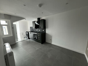 Studio flat for rent in Poplar Road, Smethwick, West Midlands, B66