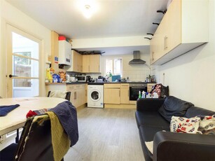 Terraced house for rent in Roedale Road, Brighton, BN1