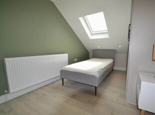 Terraced house to rent London, W7 1NQ