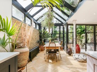 Town house for sale in Median Road, London E5