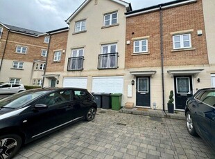 Town house to rent in Montgomery Avenue, Leeds LS16