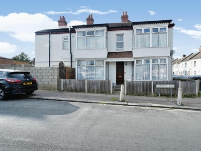 3 bedroom semi-detached house for sale in Claremont Road, Luton, LU4