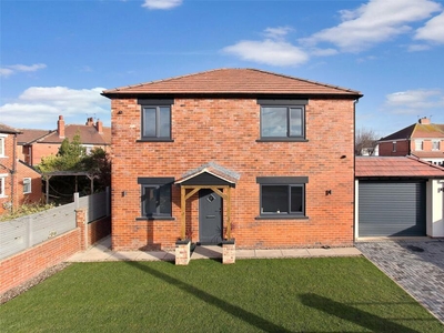 4 bedroom detached house for sale in Greenmoor Avenue, Lofthouse, Wakefield, West Yorkshire, WF3