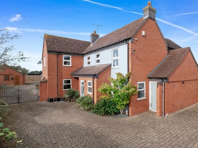 4 bedroom detached house for sale in Bath Road, Broomhall, Worcester, WR5