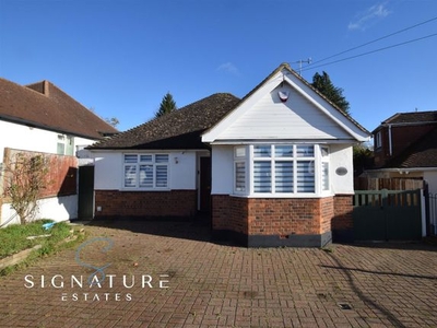 Bungalow to rent in Courtlands Drive, Watford WD17