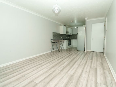Flat to rent in Barons Court, Luton LU2