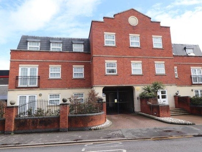 Flat to rent in Charlotte Court, Hornchurch RM11