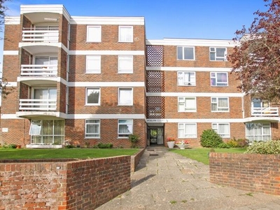Flat to rent in Richmond Road, Worthing BN11