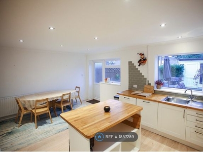 Semi-detached house to rent in Sherbourne Close, Cambridge CB4