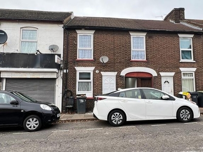 Terraced house to rent in High Town Road, Luton LU2