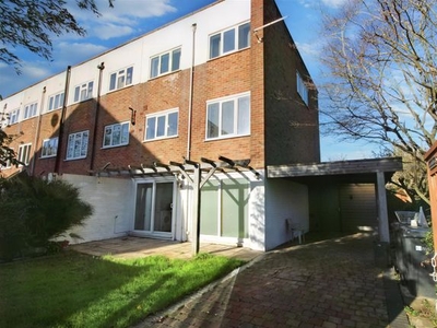 Town house to rent in Lindfield Gardens, Guildford GU1