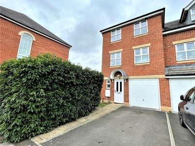 Town house to rent in Usher Close, Bedford MK42