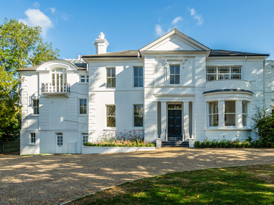 2 bedroom property for sale in 43 Wray Park Road, Reigate, RH2