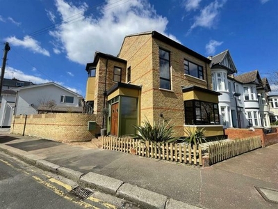 3 bedroom semi-detached house for sale Southend-on-sea, SS9 1JY