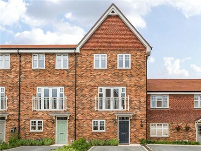 4 Bedroom Terraced House For Sale In Hampshire, Gu51 3hb