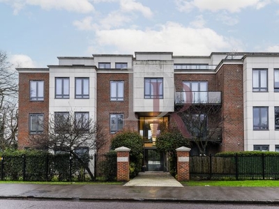 Flat for sale in Whitehall Road, Woodford Green IG8