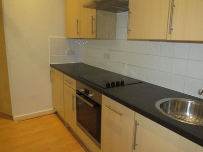 Flat to rent in Crown Street, Halifax HX1