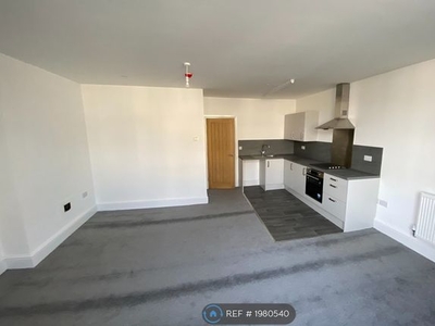 Flat to rent in Rhiw Bank Avenue, Colwyn Bay LL29