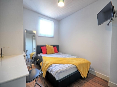 1 bedroom house share for rent in Malden Road, Kensington, , L6