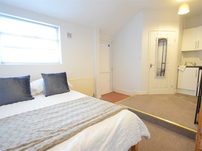 1 bedroom house share for rent in Richmond Road - En-Suite Room, LN1