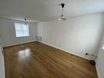 2 bedroom flat for rent in Burroughs Gardens, Kingsway Court, L3