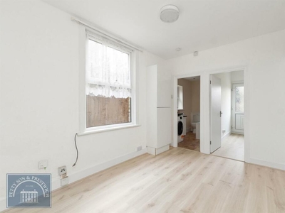 2 bedroom flat for rent in Goldsmith Road, Leyton, E10