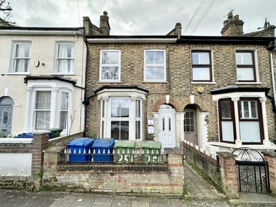 2 bedroom flat for rent in Hollydale Road, Peckham, SE15