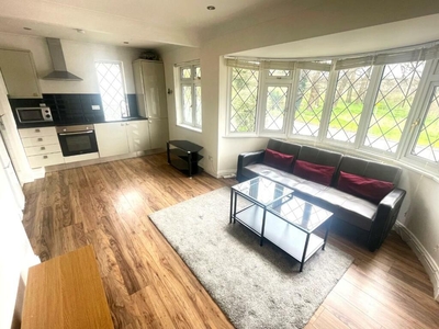 2 bedroom flat for rent in Lawrence Street, Mill Hill, NW7