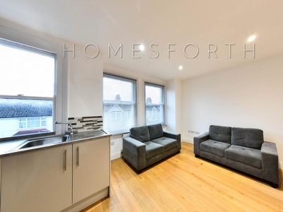 2 bedroom flat for rent in Russell Road, West Hendon, NW9