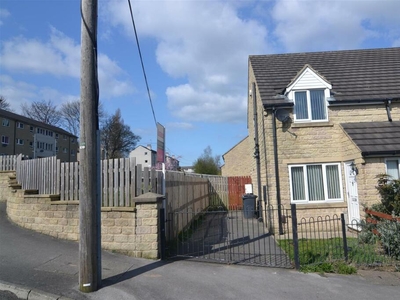 2 bedroom semi-detached house for rent in Cavendish Road, Idle, Bradford, BD10