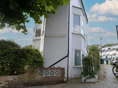 3 bedroom end of terrace house for rent in Robertson Road, Brighton, BN1