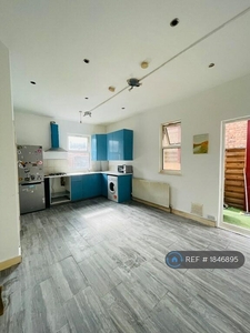 3 bedroom flat for rent in Granville Road, London, N22