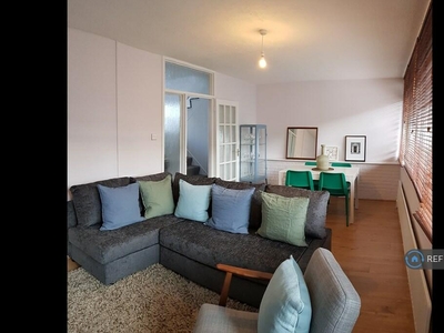 3 bedroom maisonette for rent in Moyle House, London, SW1V