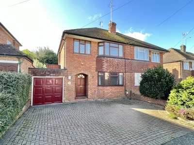 3 bedroom semi-detached house for rent in Rochford Avenue, Shenfield, Brentwood, CM15