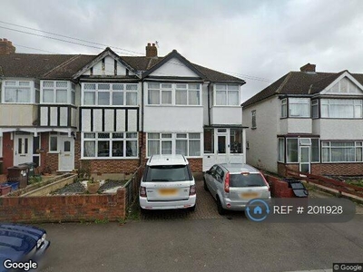 3 bedroom semi-detached house for rent in Shelson Avenue, Feltham, TW13